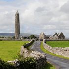 Kilmacduagh (Cill Mhic Dhuach) Monastery vor dem Massiv des Burren...