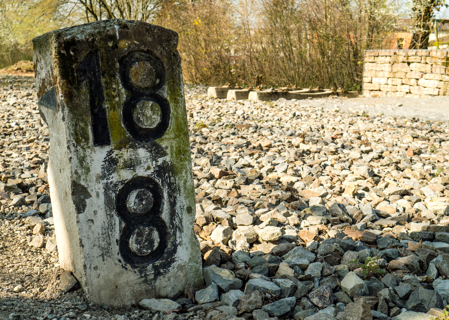 Kilometerstein an der ehemaligen Bahnstrecke Karlsruhe-Heidelberg