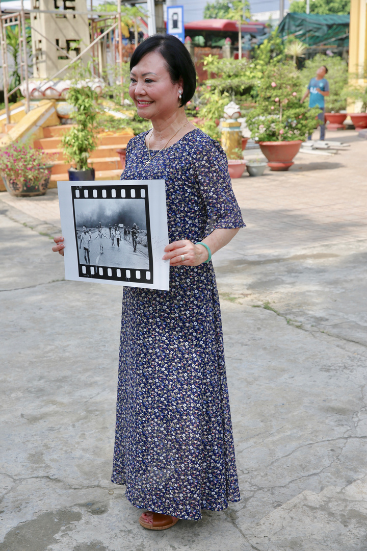 Kim Phuc and the photo THE TERROR OF WAR in Trang Bang, Vietnam Photo Peter Scheid