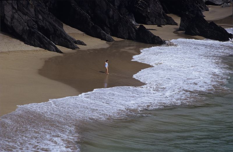 Kind am Strand in Irland