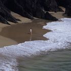 Kind am Strand in Irland