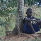 kind am strassenrand in tansania