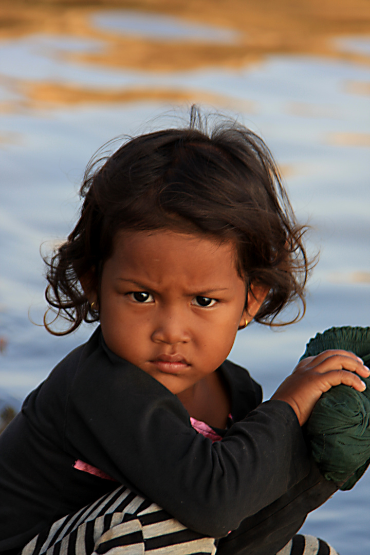 Kind am Tonle Sap See