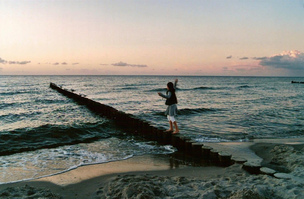 Kind an der Ostsee