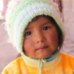 Kind auf Dorfplaza  ... in Peru