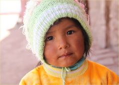 Kind auf Dorfplaza  ... in Peru
