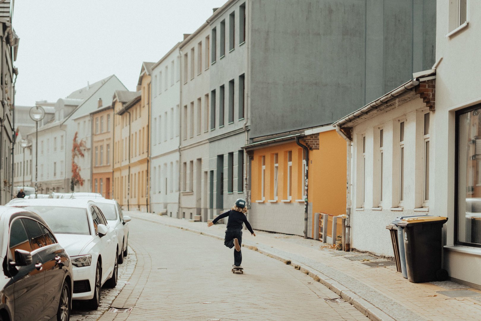 Kind auf Skateboard