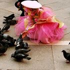 Kind beim Taubenfüttern