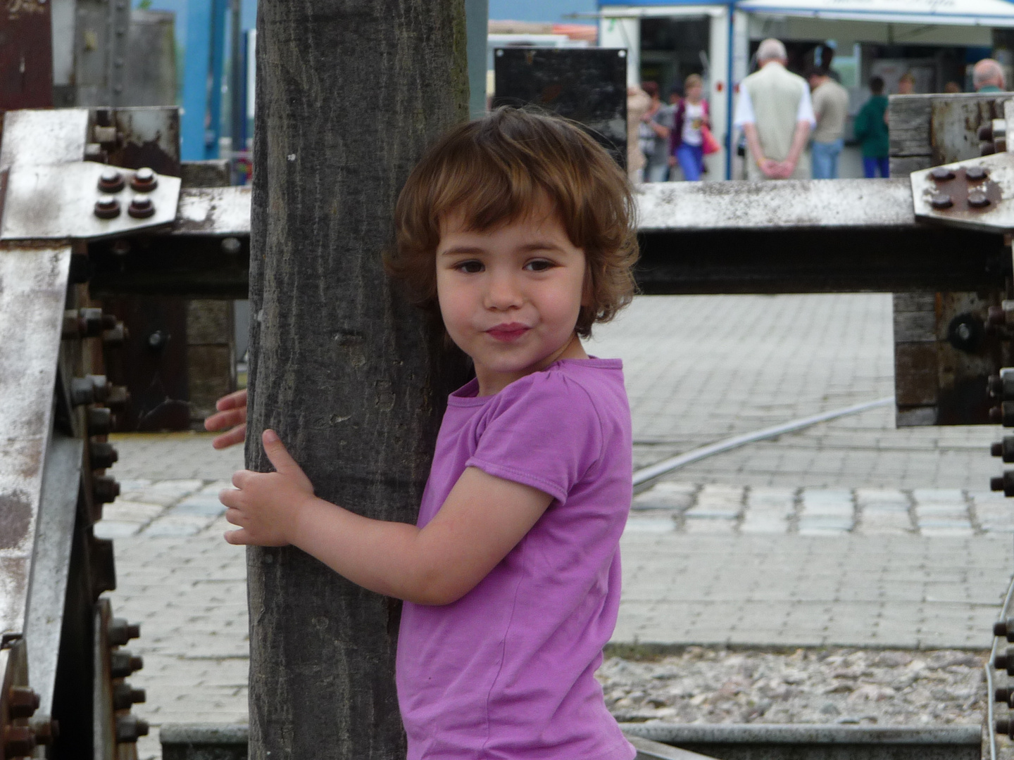 Kind hält Baum