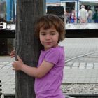 Kind hält Baum