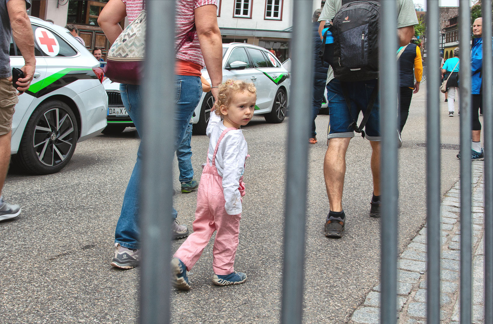 Kind hinter Gittern