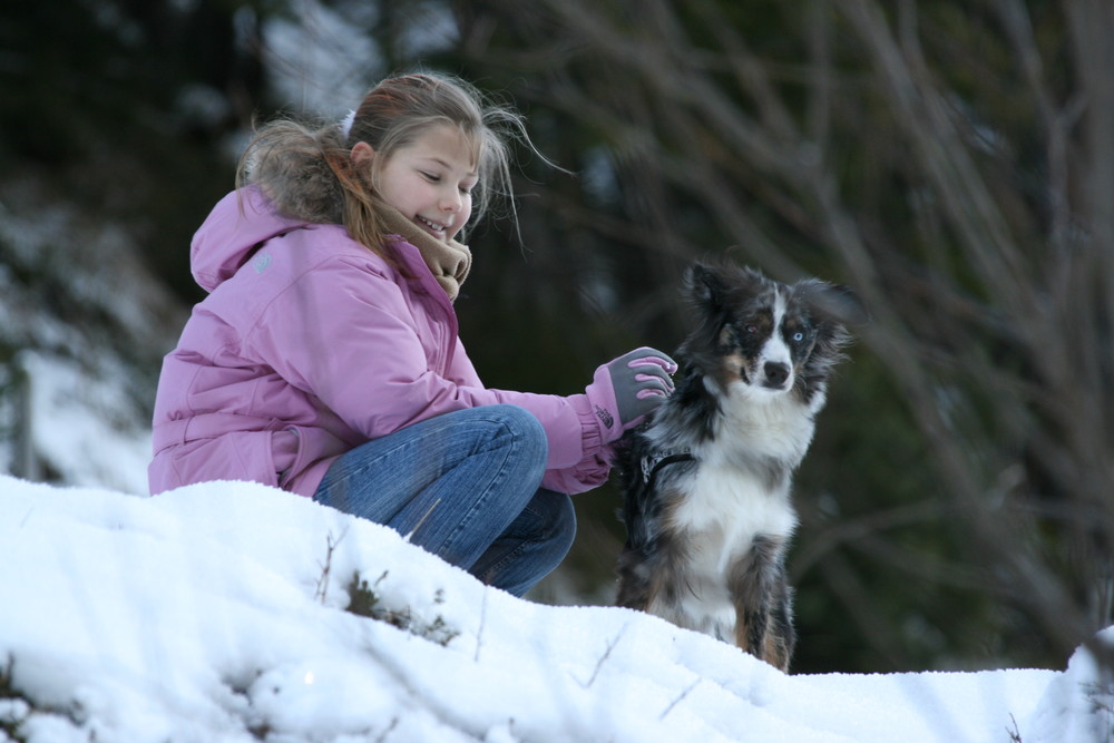 Kind & Hund im Schnee