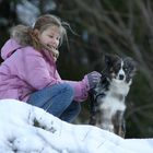 Kind & Hund im Schnee