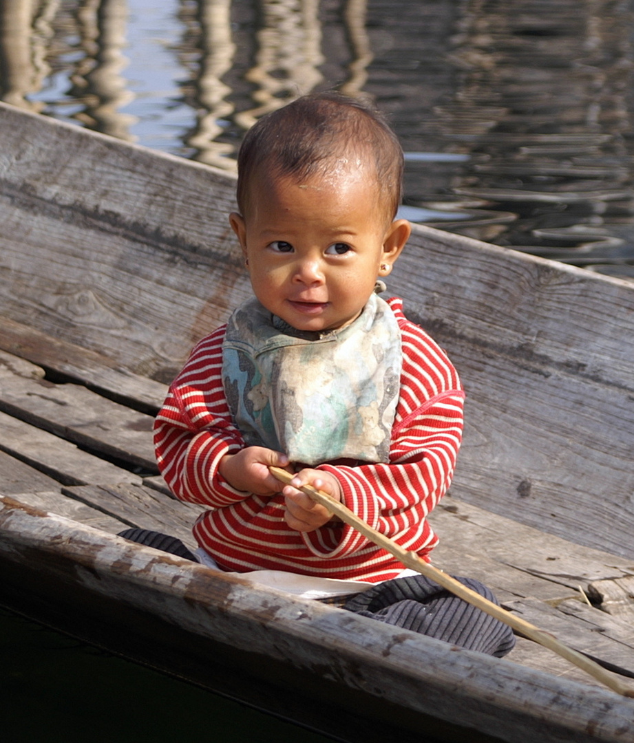 Kind im Boot im Inlesee (Burma)
