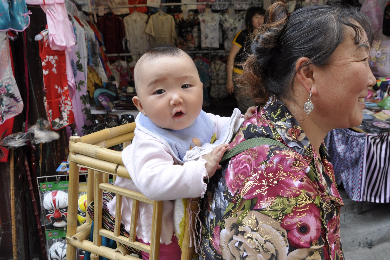 Kind im chinesischen Tragerucksack