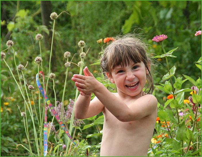 KIND im GARTEN -Passig