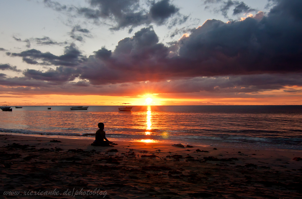 Kind im Sonnenuntergang