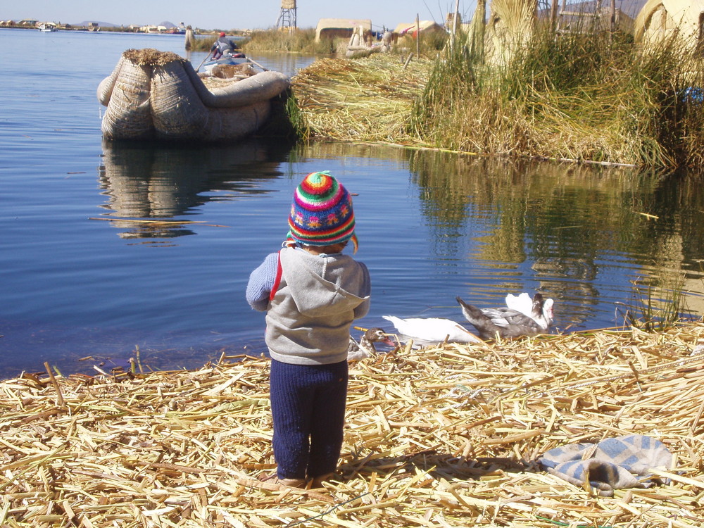 Kind im Titicaca