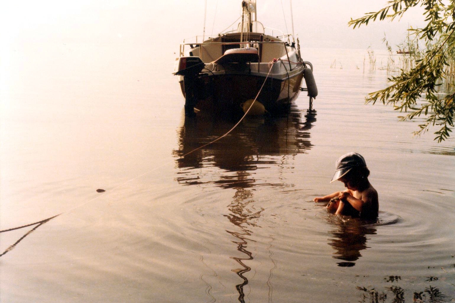 Kind im Wasser vor Segelschiff Foto aus den 80ern