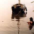 Kind im Wasser vor Segelschiff Foto aus den 80ern