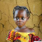 Kind in einem Dorf in der Elfenbeinküste