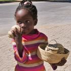 Kind in Namibia als Straßenverkäuferin
