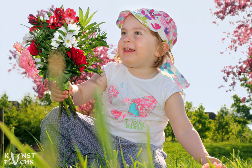 Kind mit Blumenstrauß / Muttertagsfoto