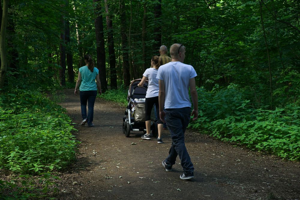 Kind mit Bodyguards