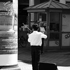 Kind mit Geige macht Straßenmusik in Nürnberg