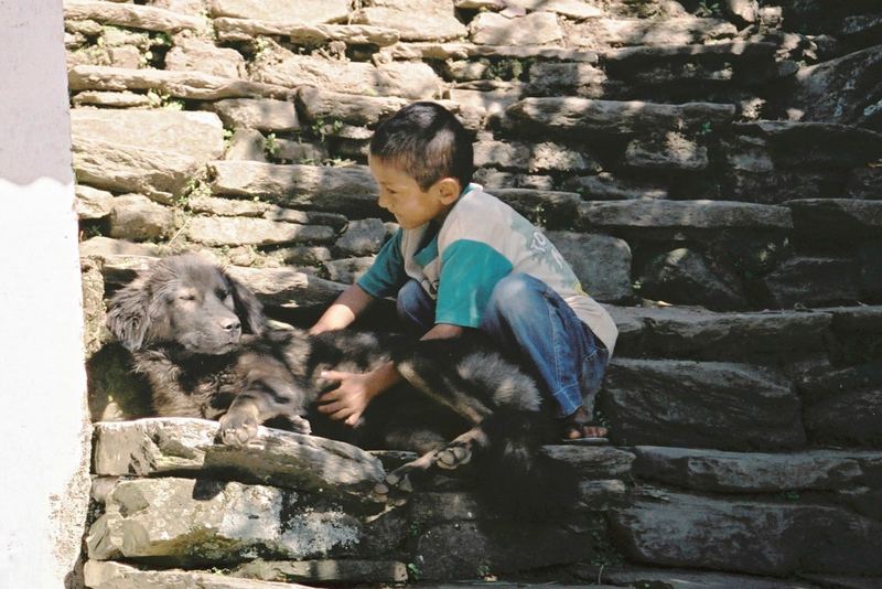 Kind mit Hund in Nepal