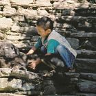 Kind mit Hund in Nepal