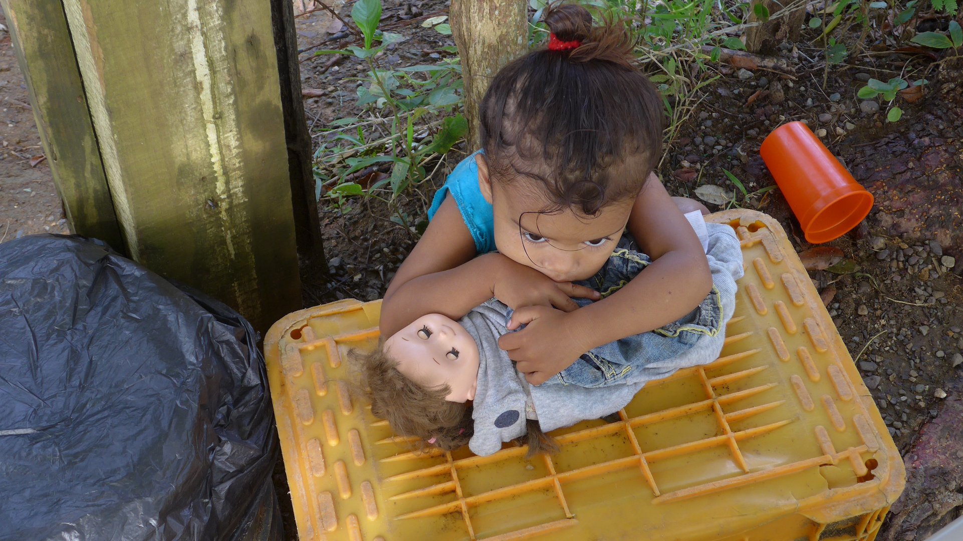 Kind mit Puppe auf Roatan - Karibik