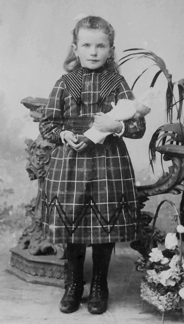 Kind mit Puppe, um 1905