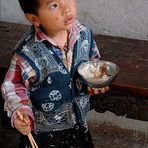 Kind mit Reisschale
