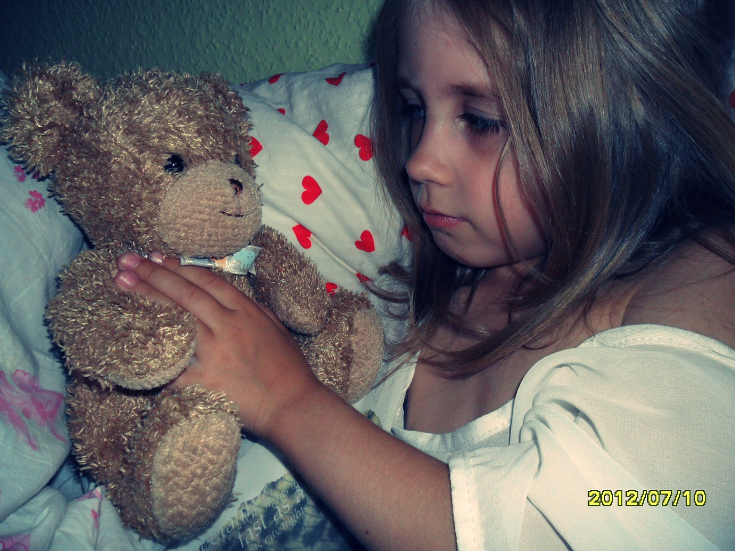 Kind mit Teddy
