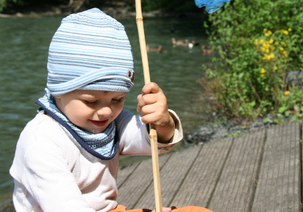 Kind spielt am Decksteiner Weiher