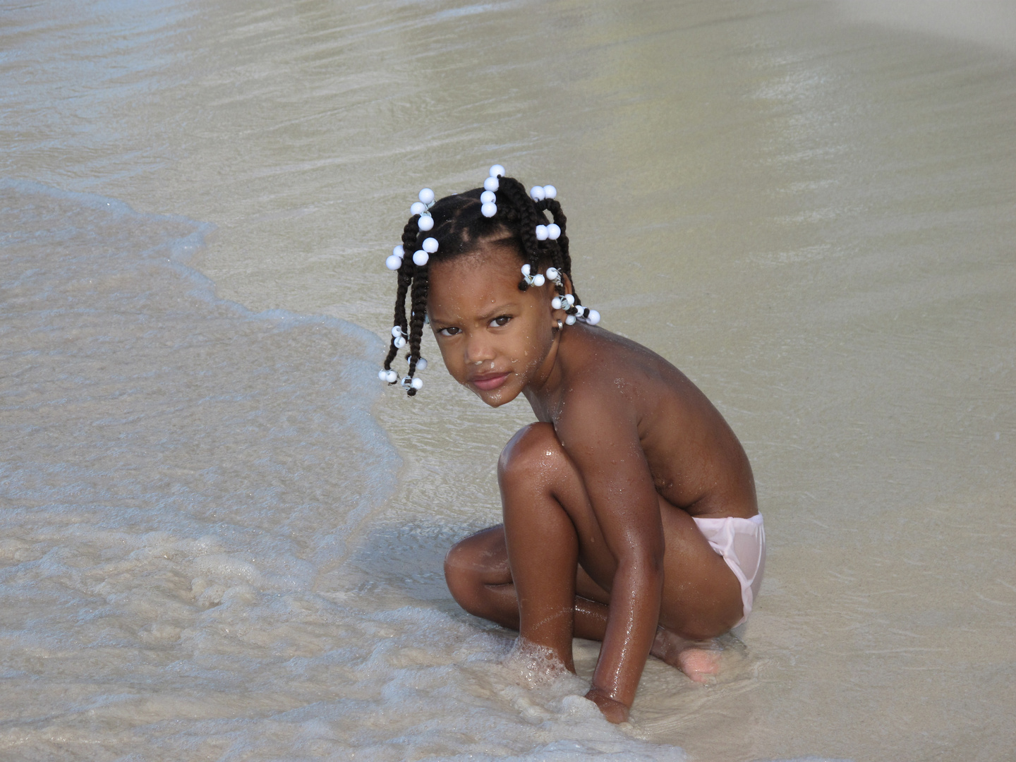 Kind spielt am Karibikstrand
