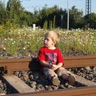 Kind spielt im Gleis