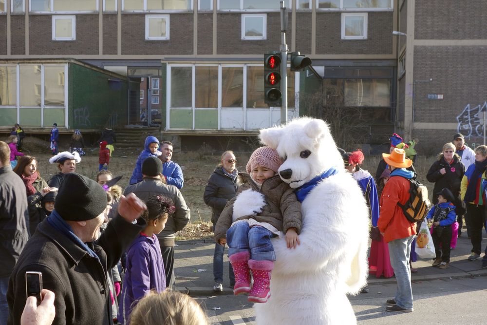 Kind und Bär