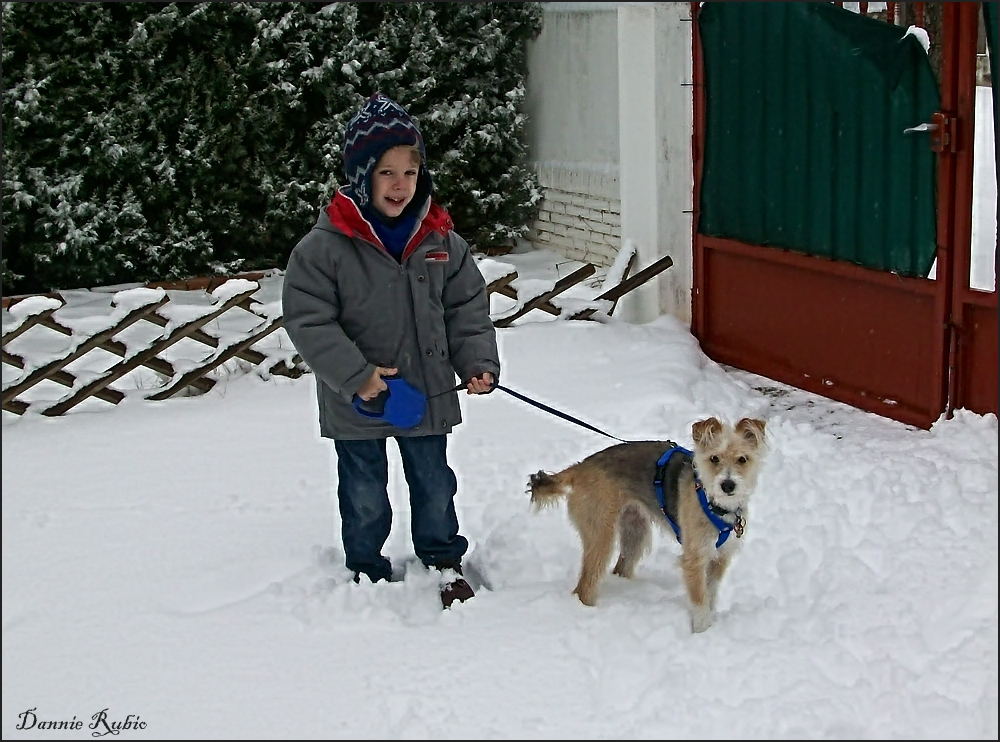 Kind und Hund freuts