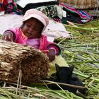 Kind und Katze auf den schwimmenden Inseln im Titicaca -See / Uros