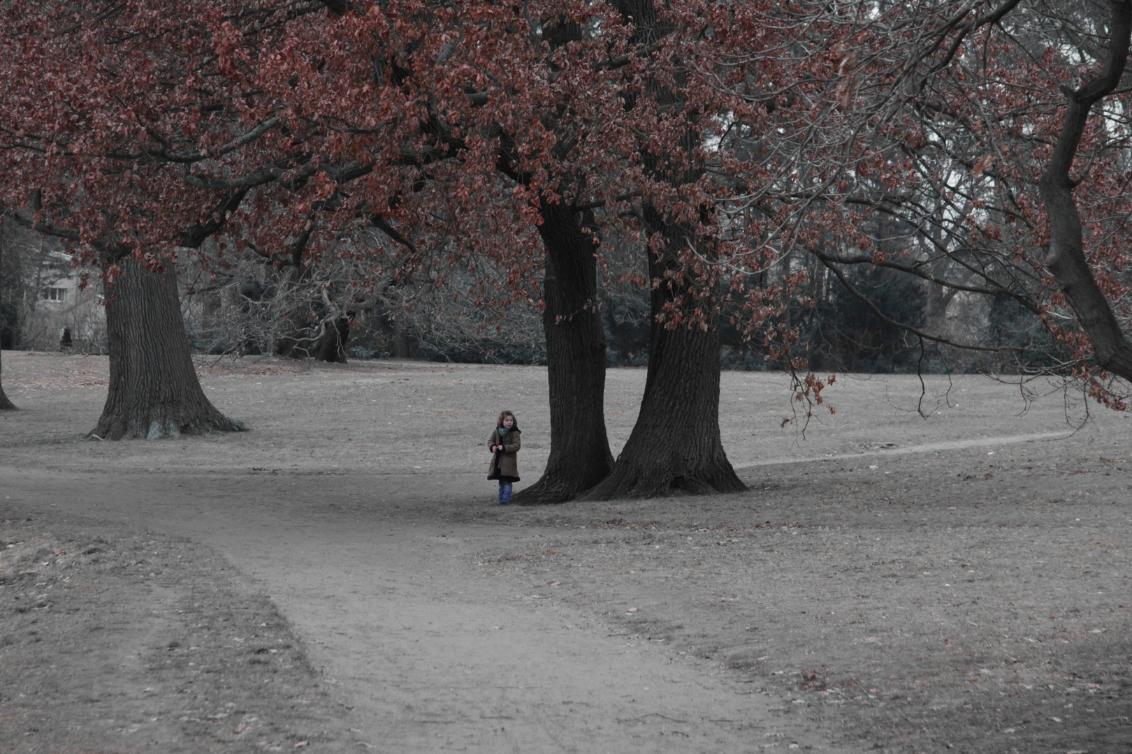 Kind vor Baum