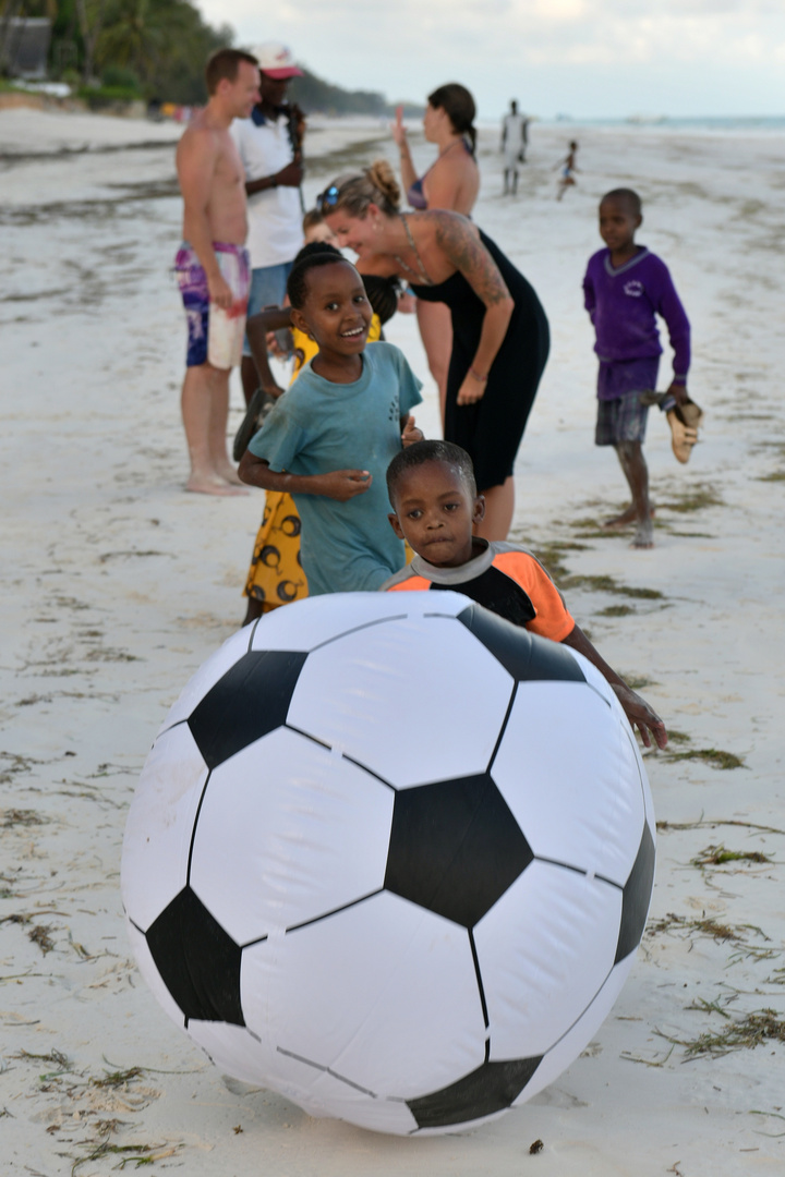 Kinder 2 am Diani-Beach