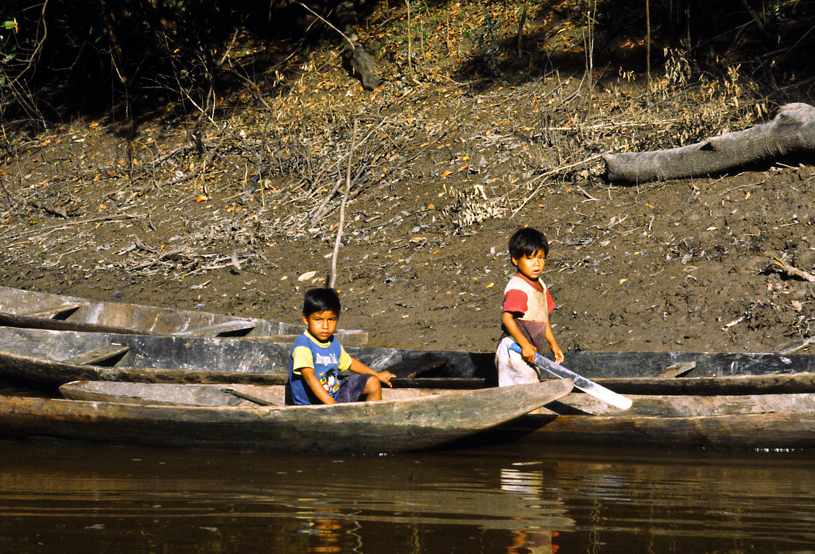 Kinder am Fluss 