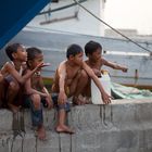 Kinder am Frachtseglerhafen Sunda Kelpa