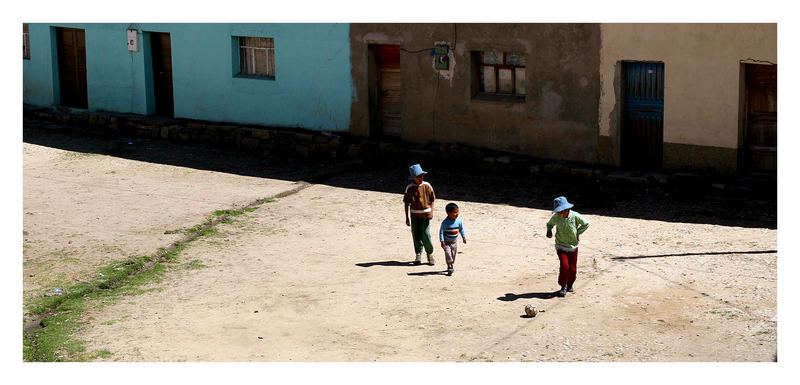 Kinder am Fußballspielen auf der Isla de la Sol