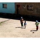 Kinder am Fußballspielen auf der Isla de la Sol