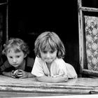 Kinder am offenen Fenster ihrer Wohnung in der Tschechoslowakei