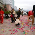 Kinder am Rande einer Hochzeitszeremonie