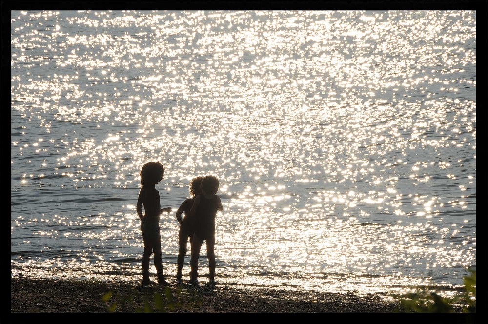 >>>Kinder am Rheinufer